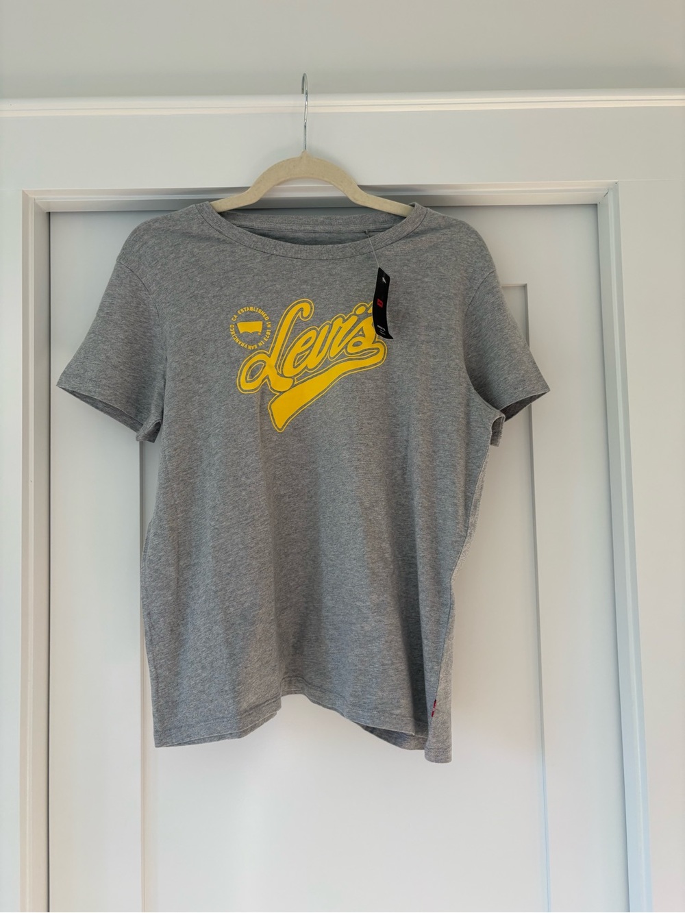 New Levi's Women’s Grey Tee with Yellow Logo